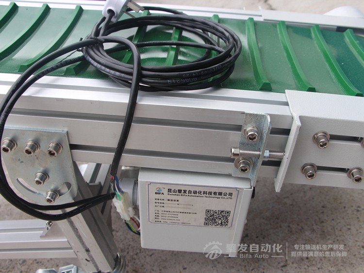 皮帶面加橫向?qū)l小型皮帶輸送機(jī) 皮帶面加橫向?qū)l小型皮帶輸送機(jī)