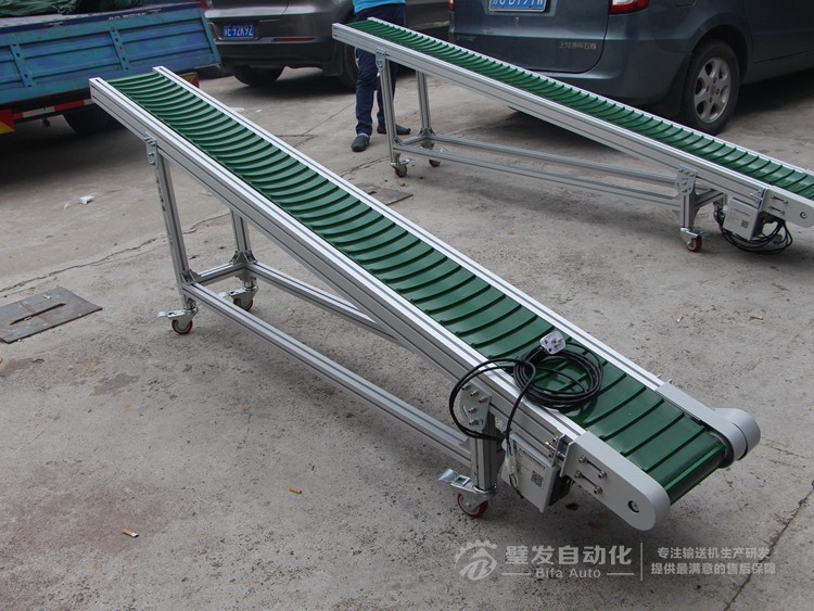 皮帶面加橫向?qū)l小型皮帶輸送機(jī) 皮帶面加橫向?qū)l小型皮帶輸送機(jī)