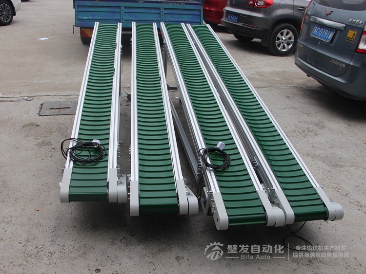 皮帶面加橫向?qū)l小型皮帶輸送機(jī) 皮帶面加橫向?qū)l小型皮帶輸送機(jī)