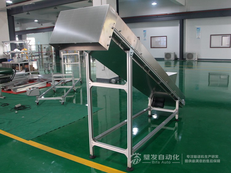 帶不銹鋼護(hù)罩裙邊擋板爬坡輸送機 帶不銹鋼護(hù)罩裙邊擋板爬坡輸送機