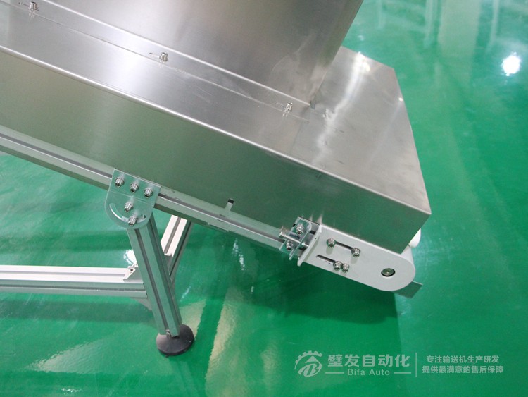 帶不銹鋼護(hù)罩裙邊擋板爬坡輸送機 帶不銹鋼護(hù)罩裙邊擋板爬坡輸送機