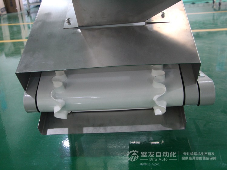 帶不銹鋼護(hù)罩裙邊擋板爬坡輸送機 帶不銹鋼護(hù)罩裙邊擋板爬坡輸送機