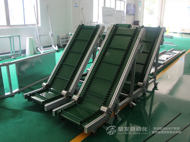 低端帶平臺裙邊擋板小型爬坡輸送機 低端帶平臺裙邊擋板小型爬坡輸送機