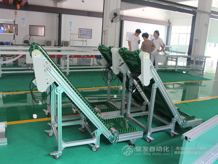 低端帶平臺裙邊擋板小型爬坡輸送機 低端帶平臺裙邊擋板小型爬坡輸送機