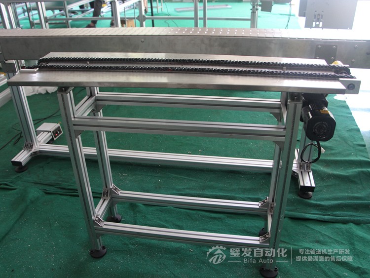 兩側(cè)加工作臺非標鏈條輸送機