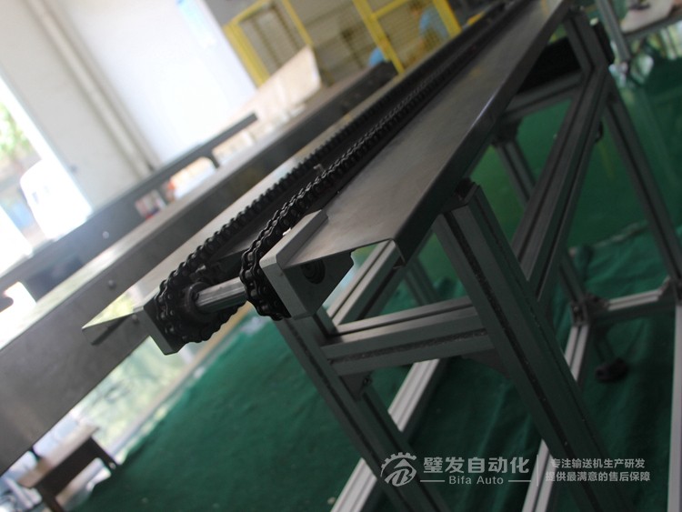 兩側(cè)加工作臺非標鏈條輸送機